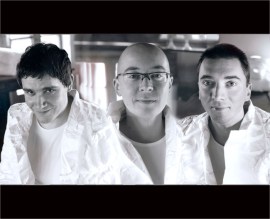 Marcin Waslewski (p), Slawomir Kurkiewicz (b), Michal Miskiewicz (d)